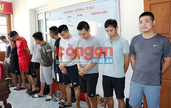 Các đối tượng bị bắt giữ trong đường dây cá độ bóng đá 