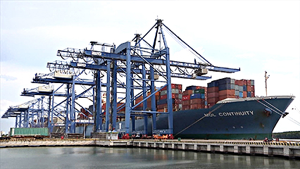 Cảng container quốc tế SSIT đón chuyến tàu container đầu tiên.
