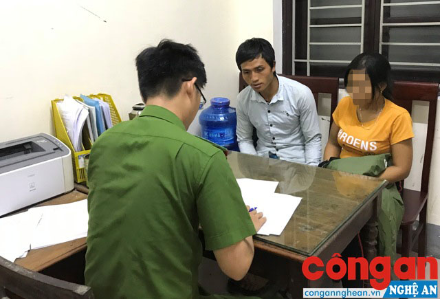 Cán bộ Phòng Cảnh sát Hình sự lấy lời khai đối tượng