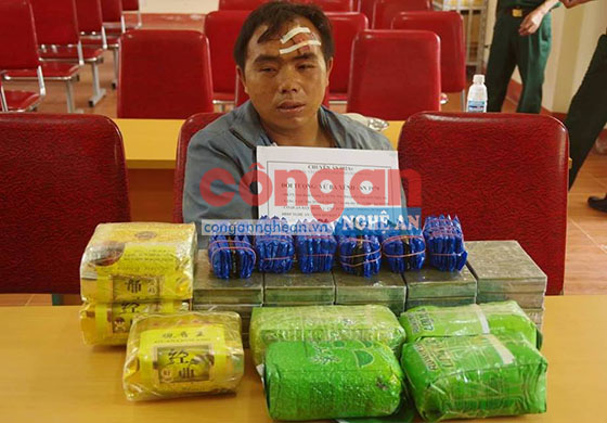 Đối tượng Vừ Bá Xênh cùng tang vật trong vụ án