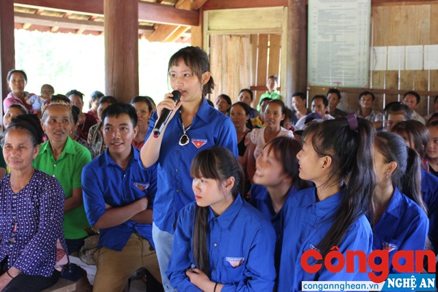 Học sinh bản Vều trả lời các câu hỏi liên quan đến phòng, chống ma túy