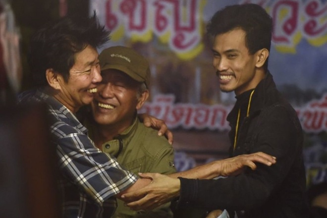 Phụ huynh của các nạn nhân mất tích quá xúc động và mừng rỡ khi thấy hình ảnh của con trai mình trong clip. Ảnh: CNN