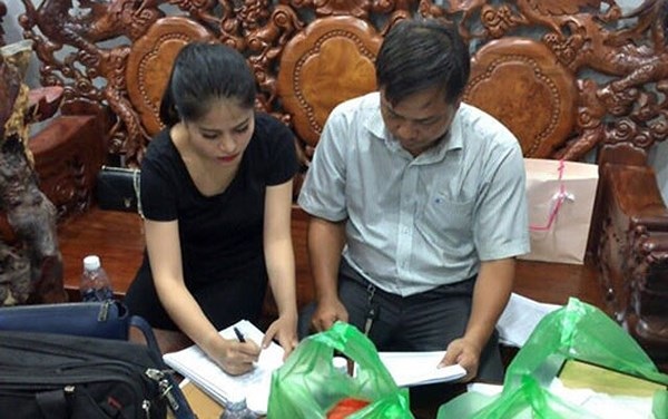 Đối tượng Trần Giảng Ý Huệ ký vào biên bản.