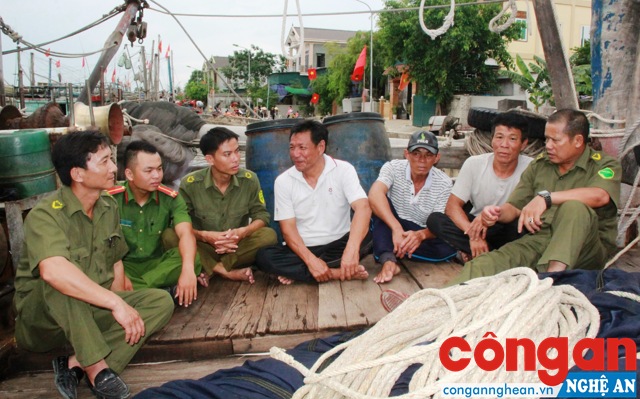 Các lực lượng chức năng tập trung tuyên truyền để người dân nâng cao trách nhiệm trong chấp hành pháp luật về đánh bắt thủy, hải sản