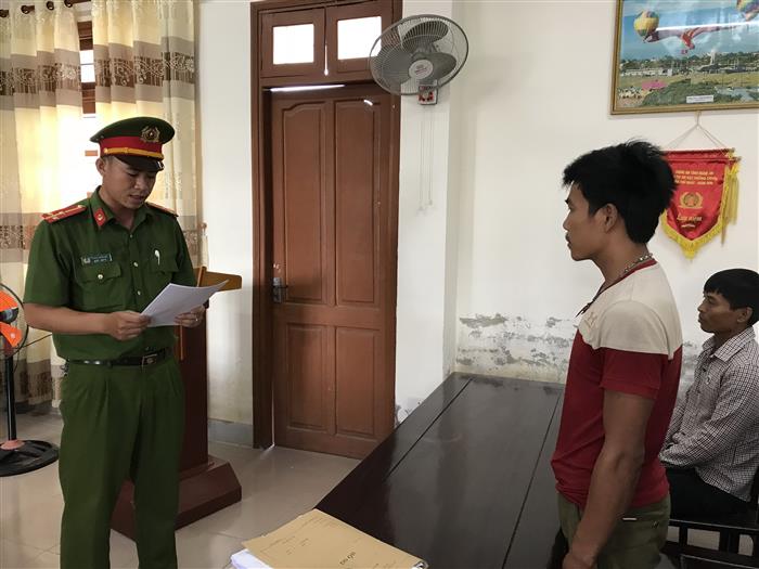   Cán bộ Công an thông qua quyết định khởi tố vụ án, khởi tố bị can