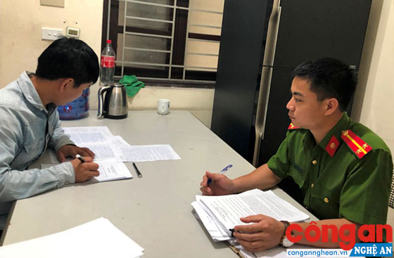 Cán bộ Phòng Cảnh sát Hình sự lấy lời khai của đối tượng trong đường dây cá độ bóng đá