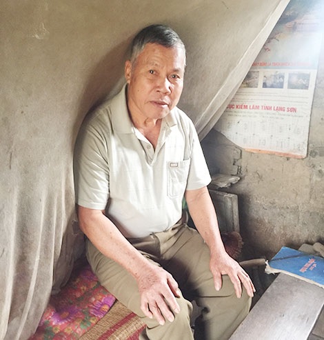 Bác Hoàng Xuân Lựa trong căn chòi trên đồi của mình.