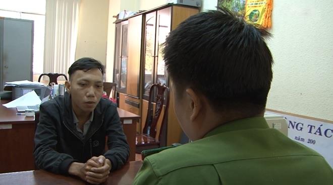 Cơ quan Công an làm việc và khám xét nơi ở của một số đối tượng trong đường dây đánh bạc trên trang web 12bet.com.