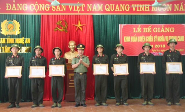 Các học viên được Giám đốc Công an tỉnh tặng Giấy khen