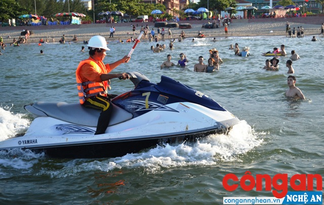 Cán bộ Trung tâm Cứu hộ, cứu nạn và phòng chống thiên tai nhắc nhở du khách về khu vực tắm không an toàn