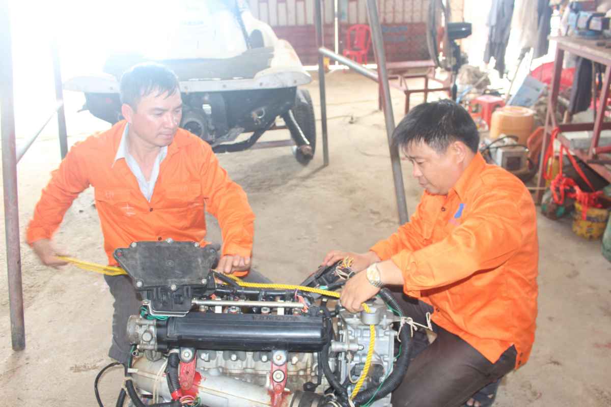 Những người làm công tác cứu hộ thành thợ sửa động cơ bất  đắc dĩ