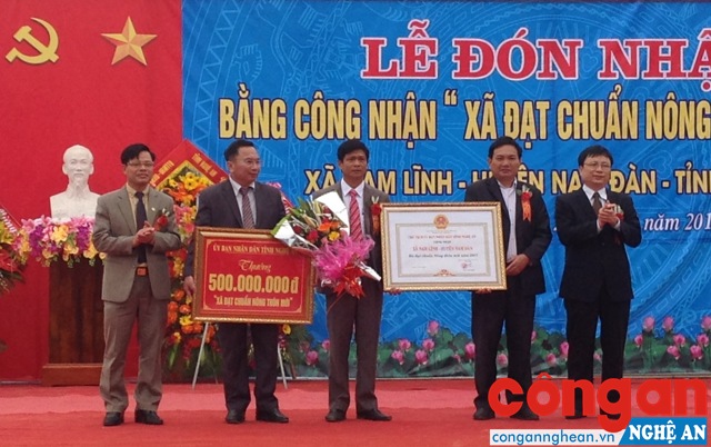 Những kết quả quan trọng trong lĩnh vực xây dựng nông thôn mới góp phần làm khởi sắc diện mạo nông thôn trên địa bàn toàn tỉnh (Trong ảnh: Xã Nam Lĩnh, huyện Nam Đàn đón nhận bằng công nhận xã đạt chuẩn nông thôn mới năm 2017)