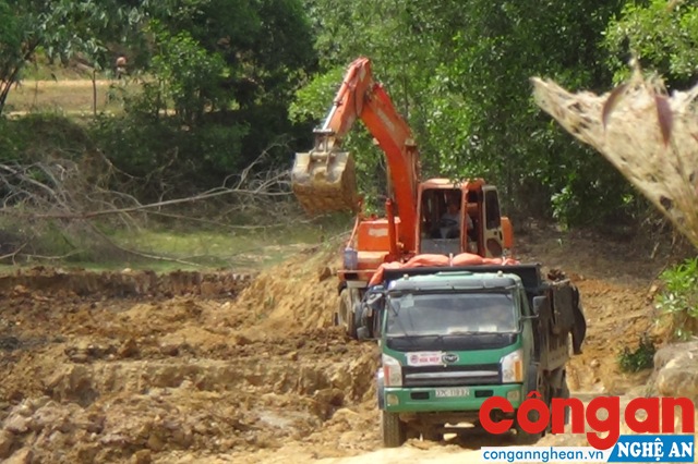 Máy múc khai thác đất trong lòng đập Cơn Cồng