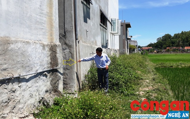 Ông Đặng Ngọc Nhạc cho biết, người tố cáo cho rằng phần bờ tường nhô ra (ảnh) là phần đất lấn chiếm nhưng thực sự không phải