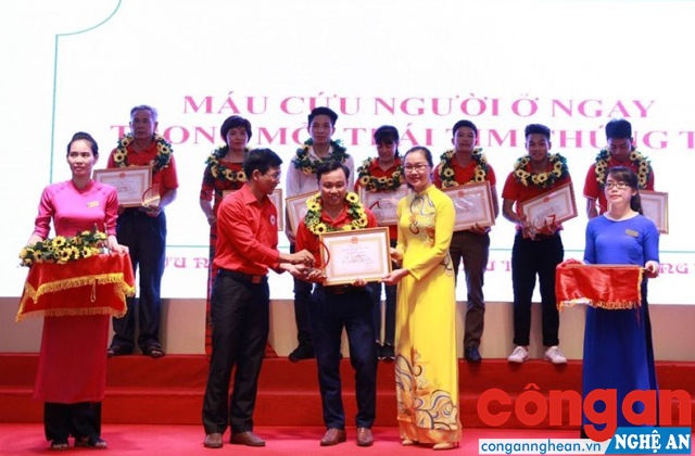 Tôn vinh các tập thể, cá nhân có thành tích trong phong trào hiến máu tình nguyện từ năm 2014 - 2017