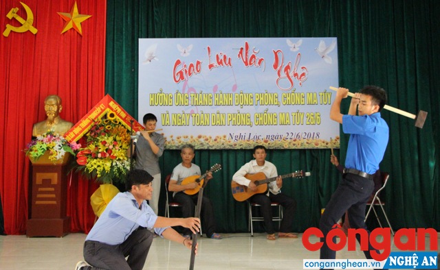 Các học viên biểu diễn tiết mục văn hóa, văn nghệ nhân Ngày Toàn dân phòng, chống ma túy (26/6)