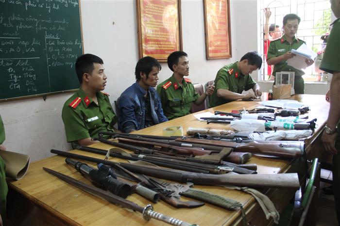 Đối tượng (X) và số vũ khí thu giữ trong 1 chuyên án ma túy