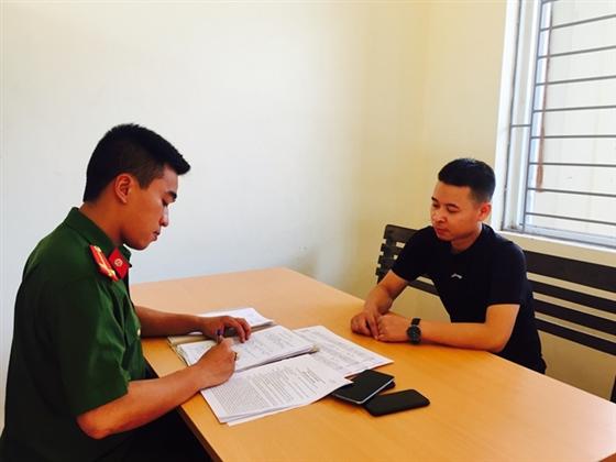 Cán bộ Phòng Cảnh sát hình sự Công an tỉnh Hải Dương lấy lời khai một đối tượng tổ chức đánh bạc.