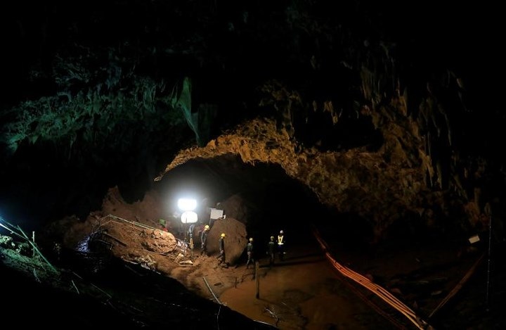 Các binh sĩ Thái Lan di chuyển khỏi hang Tham Luang sau khi toàn bộ 12 cầu thủ và huấn luyện viên của đội bóng bị mắc kẹt được đưa ra ngoài.