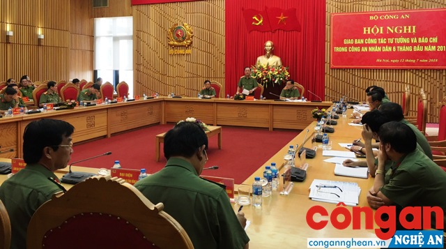 Thượng tướng Nguyễn Văn Thành, Ủy viên Trung ương Đảng, Thứ trưởng Bộ Công an phát biểu tại Hội nghị.