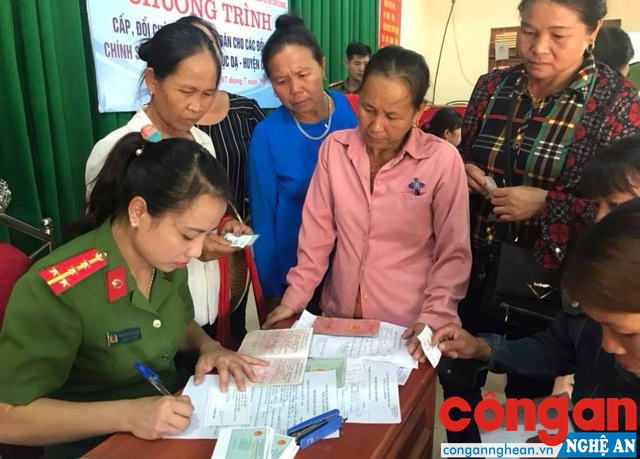 Thời gian vừa qua, lực lượng Công an Nghệ An tiếp tục xuất hiện nhiều gương người tốt, việc tốt trong phong trào thi đua “Vì an ninh Tổ quốc” (Trong ảnh: Đoàn Thanh niên Công an tỉnh về tận bản làm thủ tục cấp chứng minh nhân dân cho bà con dân tộc Đan Lai, xã Lục Dạ, huyện Con Cuông)