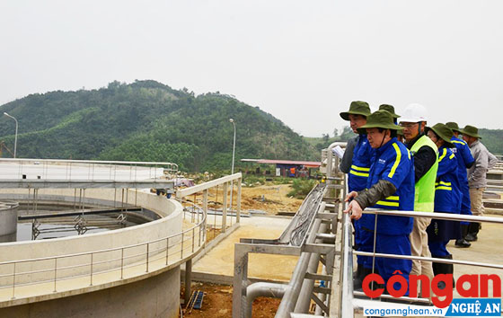 Việc tăng cường giải quyết vướng mắc tại các dự án góp phần tạo dựng môi trường đầu tư thuận lợi (Trong ảnh: Bí thư Tỉnh ủy Nguyễn Đắc Vinh kiểm tra hệ thống xử lý nước thải tại trang trại S1 của Dự án trang trại chăn nuôi lợn kỹ thuật cao Masan Nutri - Farm Nghệ An - Ảnh: Thành Duy)