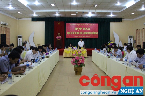 Tại cuộc họp báo