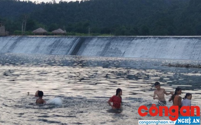 Nhiều em tắm tại đập nhưng không được trang bị áo phao