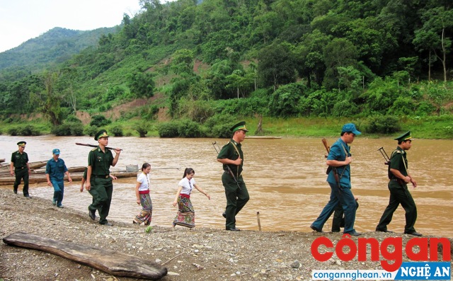 BĐBP cùng dân quân địa phương tuần tra bảo vệ biên giới
