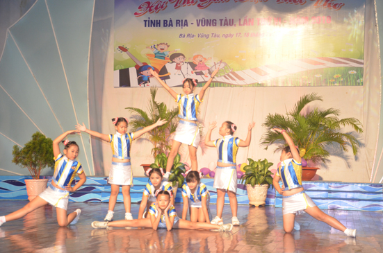 Đội văn nghệ Trường Tiểu học Nguyễn Thanh Đằng (TP.Bà Rịa) với tiết mục “Ước mơ tuổi thần tiên” tại hội thi.