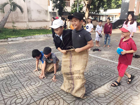 Trẻ em xã Kim Long (huyện Châu Đức) chơi trò chơi tại một buổi sinh hoạt hè.