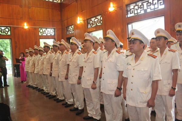 Đoàn đại biểu báo công lên Bác
