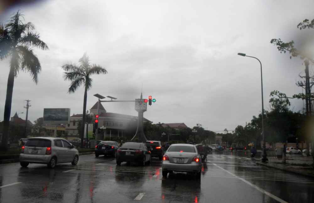 Tại thành phố Vinh, mưa dầm dề kéo dài từ rạng sáng ngày 19/7