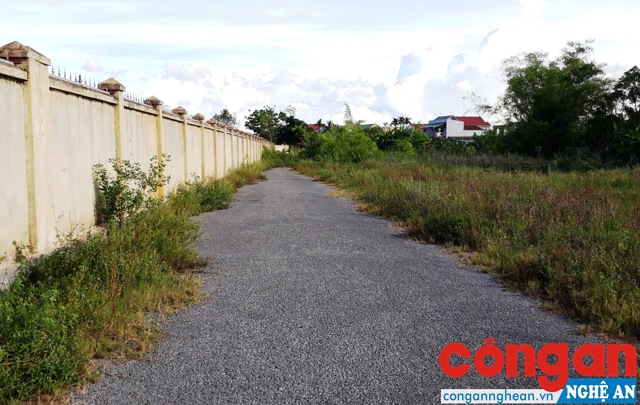 Hàng rào sân bay Vinh chắn lối thông ra đại lộ Lê Nin của khu đất đã đấu giá
