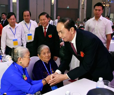Chủ tịch nước Trần Đại Quang thăm hỏi sức khỏe các Mẹ Việt Nam Anh hùng của tỉnh Bà Rịa-Vũng Tàu.