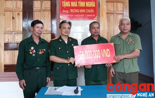Đại diện Hội chiến sỹ Thành cổ năm 1972 huyện Quỳ Hợp trao số tiền ủng hộ cho gia đình ông Chuân