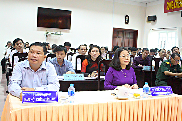 Đồng chí Nguyễn Thị Yến, Phó Bí thư Thường trực Tỉnh ủy, Trưởng Đoàn đại biểu Quốc hội tỉnh tham dự hội nghị.