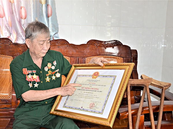 Thương binh Nguyễn Thanh Hòa với chiếc Kỷ niệm chương “Chiến sĩ cách mạng bị địch bắt tù, đày”. 