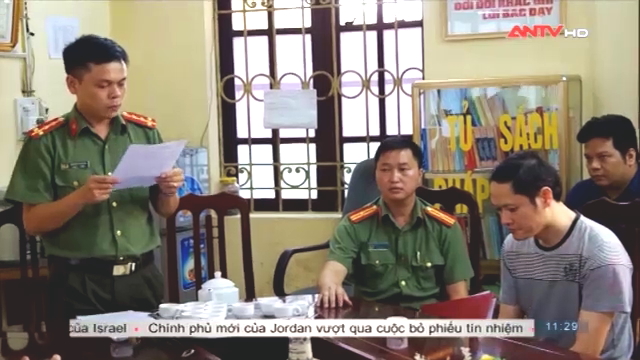 Vũ Trọng Lương cúi gằm mặt khi cơ quan an ninh điều tra thông qua các biên bản