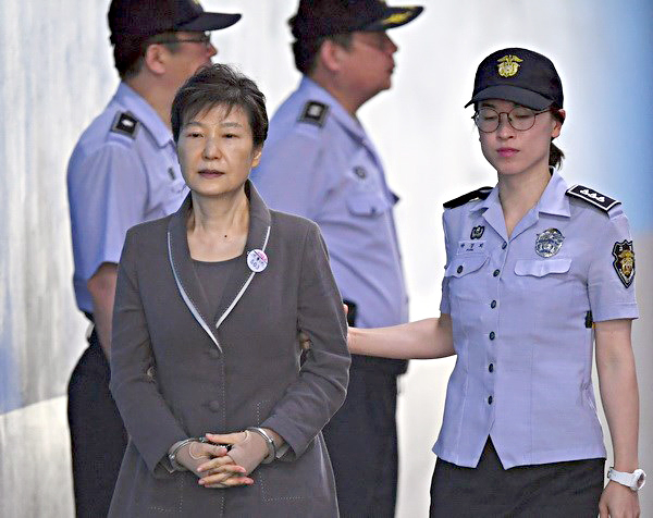 Cựu Tổng thống Hàn Quốc Park Geun-Hye (trái) tới Tòa án quận trung tâm Seoul.