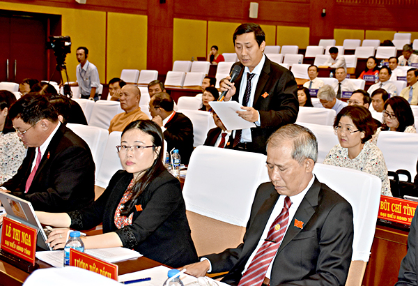 Đại biểu Nguyễn Công Danh, Phó Ban Kinh tế Ngân sách HĐND tỉnh chất vấn về vấn đề các dự án xây dựng sai quy hoạch.