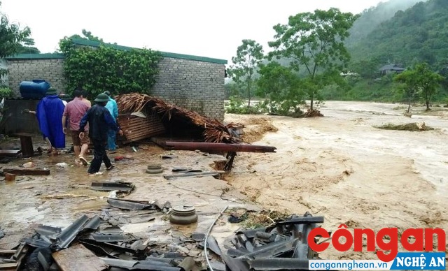 Bão số 3 gây mưa lớn, nhiều ngôi nhà bị hư hỏng hoặc bị nước cuốn trôi