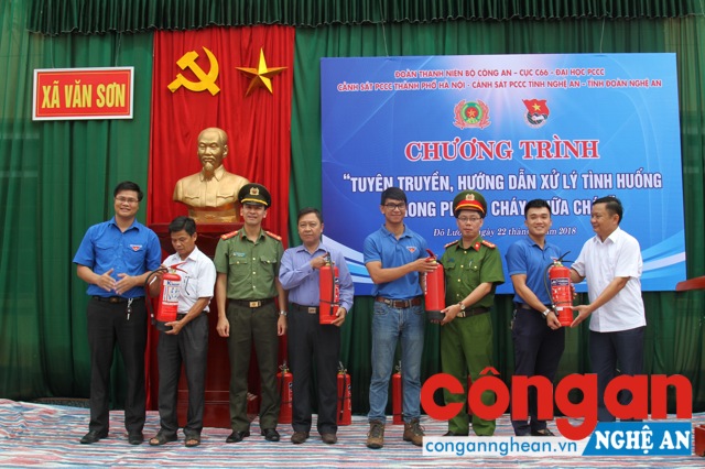 Chương trình tập huấn “Phòng cháy chữa cháy, cứu hộ, cứu nạn” tổ chức tại UBND xã Văn Sơn, huyện Đô Lương. Trong chương trình, người dân đã được tuyên truyền về phòng cháy, chữa cháy; hướng dẫn xử lý tình huống khi xảy ra cháy và cứu nạn cứu hộ. Tại chương trình, Ban tổ chức đã tặng 20 bình cứu hỏa đạt chuẩn cho người dân.