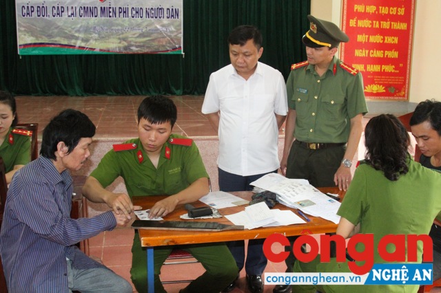 Cán bộ phòng Cảnh sát QLHC về TTXH đang hướng dẫn bà con nhân dân làm thủ tục cấp CMND