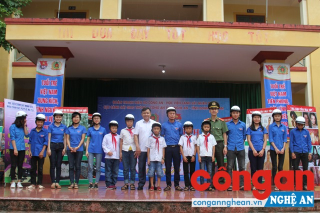 Tặng mũ bảo hiểm cho các em học sinh có hoàn cảnh khó khăn