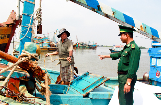 Cán bộ Đồn Biên phòng Phước Tỉnh tuyên truyền cho ngư dân không xâm phạm vùng biển nước ngoài. 