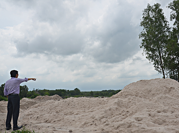 Mỏ cát xây dựng và vật liệu san lấp tại hồ Châu Pha, xã Tóc Tiên (TX.Phú Mỹ) của Công ty BVEC chưa được chủ mỏ thực hiện xong các thủ tục theo quy định để đưa mỏ vào khai thác.  Ảnh: PHƯƠNG ANH