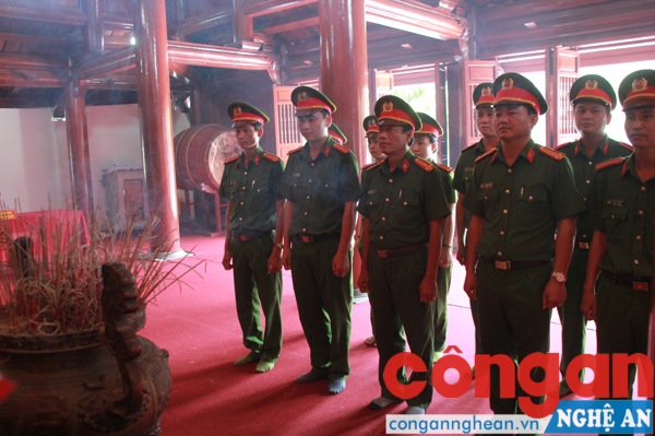 Dâng hương tại 