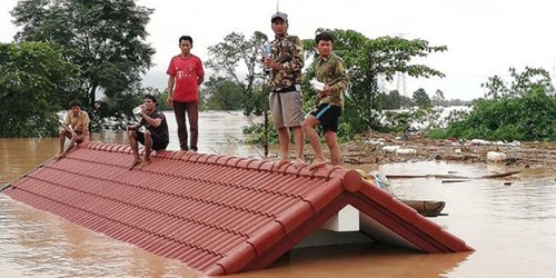 Người dân chờ được giải cứu khi nước lũ dâng cao do vỡ đập. Ảnh: Attapeu Today