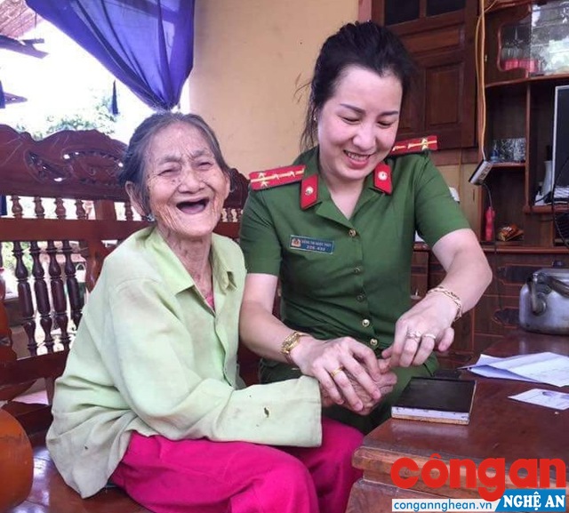 Cán bộ Phòng Cảnh sát QLHC về TTXH đến tận nhà làm thủ tục cấp phát CMND cho người dân